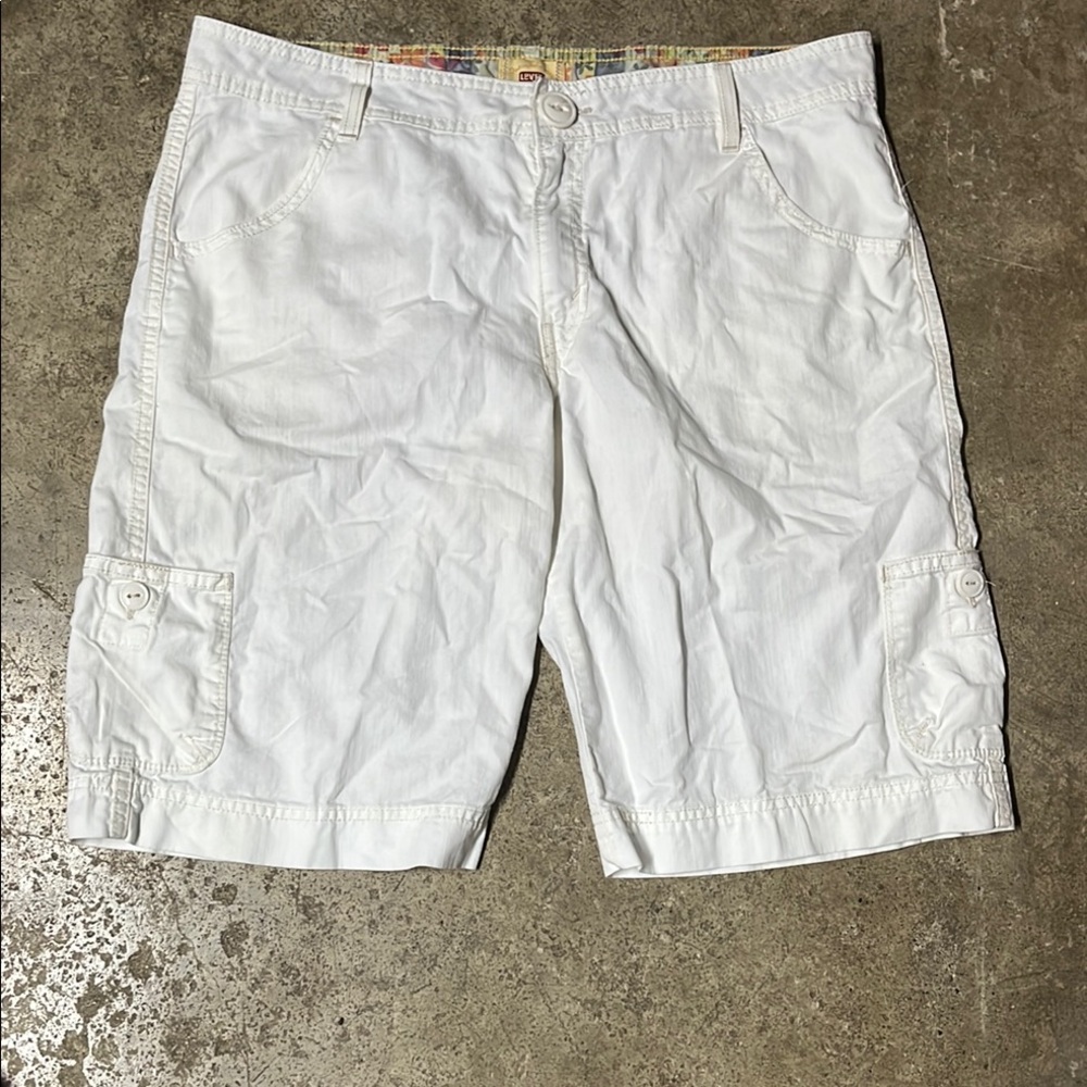 Levi's Tab Twills White Cargo Shorts with Flat Front Design